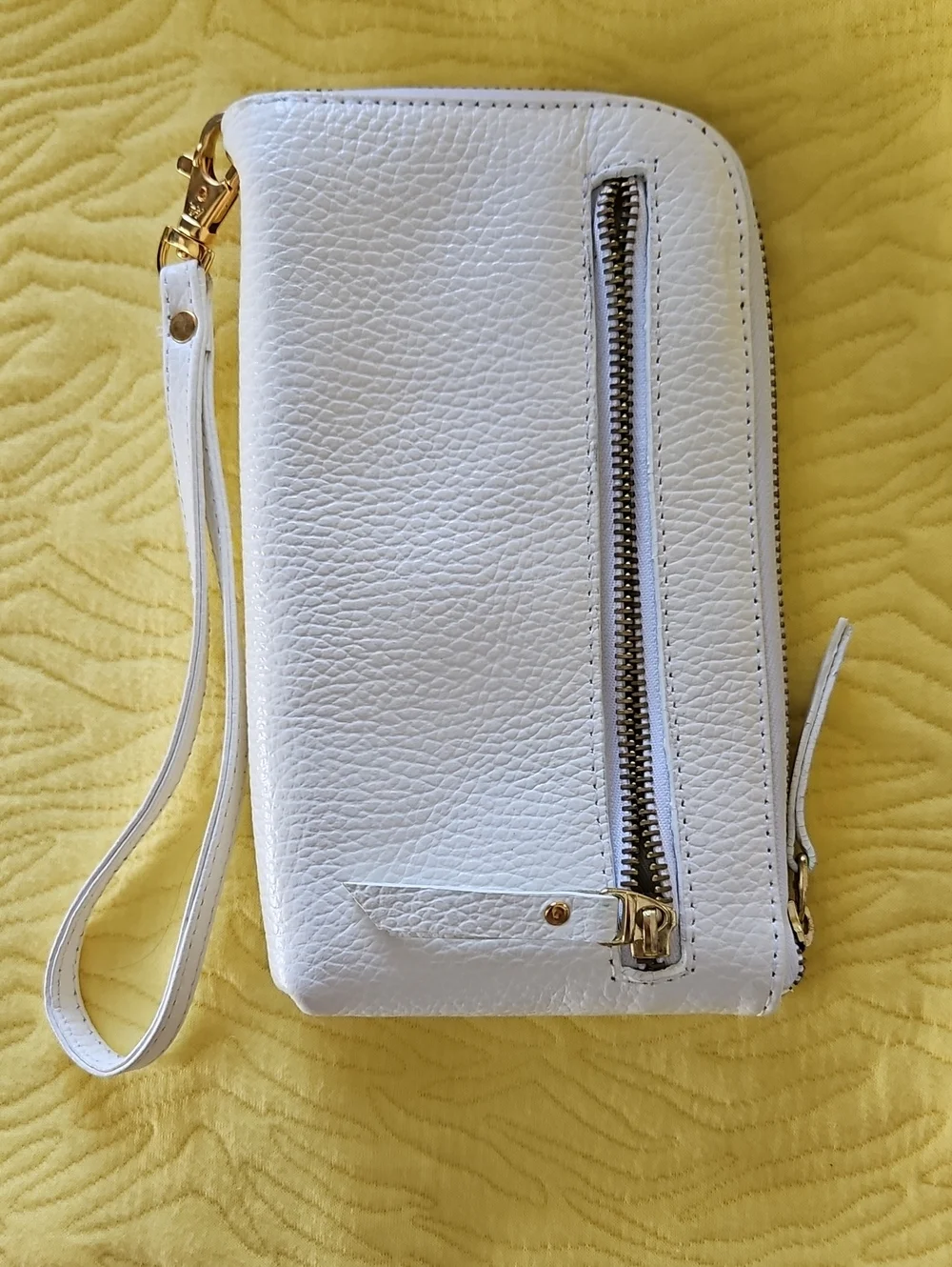 CLASSICO Off White Pebbled Vegan Wristlet NWOT